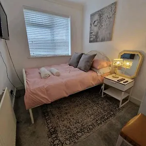 Lovely 3 Bedroom House Free Parking Luton (Bedfordshire)